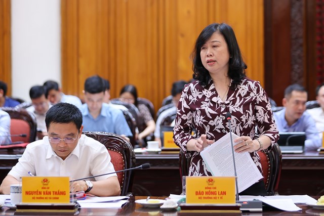Bộ trưởng Bộ Y tế Đ&agrave;o Hồng Lan b&aacute;o c&aacute;o tại cuộc họp - Ảnh: VGP/Nhật Bắc