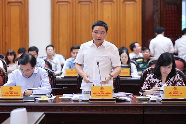 Bộ trưởng Bộ T&agrave;i ch&iacute;nh Nguyễn Văn Thắng b&aacute;o c&aacute;o tại cuộc họp - Ảnh: VGP/Nhật Bắc