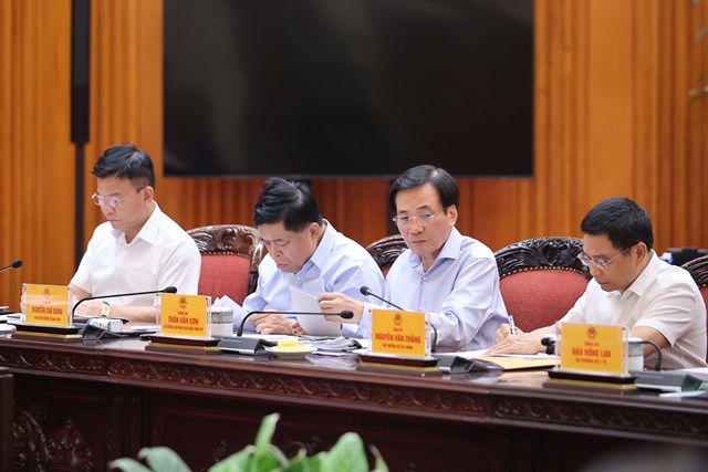 C&aacute;c đồng ch&iacute; Ph&oacute; Thủ tướng Ch&iacute;nh phủ, th&agrave;nh vi&ecirc;n Ch&iacute;nh phủ, l&atilde;nh đạo c&aacute;c bộ, cơ quan thuộc Ch&iacute;nh phủ tham dự cuộc họp - Ảnh: VGP/Nhật Bắc