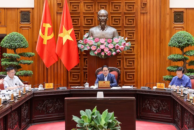 Thủ tướng y&ecirc;u cầu Bộ T&agrave;i ch&iacute;nh, Văn ph&ograve;ng Ch&iacute;nh phủ tiếp thu c&aacute;c &yacute; kiến tại cuộc họp, c&aacute;c bộ, cơ quan tiếp tục g&oacute;p &yacute; để ho&agrave;n thiện b&aacute;o c&aacute;o v&agrave; dự thảo Nghị quyết phi&ecirc;n họp Ch&iacute;nh phủ thường kỳ th&aacute;ng 7/2025 - Ảnh: VGP/Nhật Bắc