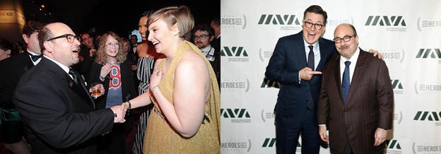 Newmark bắt tay nữ diễn vi&ecirc;n Lena Dunham v&agrave; chụp ảnh c&ugrave;ng nghệ sĩ h&agrave;i kịch Stephen Colbert