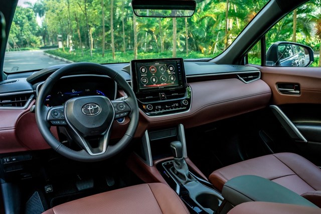 Nội thất của Corolla Cross c&oacute; nhiều điểm tương đồng với mẫu Corolla Altis. Ảnh:&nbsp;TMV.