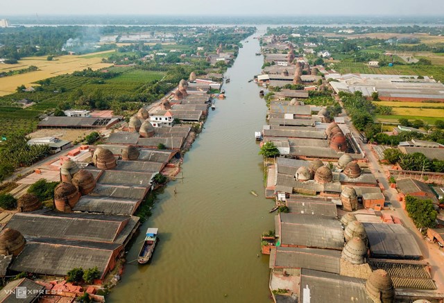 L&agrave;ng nghề l&agrave;m gạch nung ở huyện Mang Th&iacute;t (Vĩnh Long) h&igrave;nh th&agrave;nh c&aacute;ch đ&acirc;y hơn 100 năm, được biết đến l&agrave; nơi sản xuất gạch, gốm đỏ nổi tiếng v&agrave; lớn nhất v&ugrave;ng Đồng bằng s&ocirc;ng Cửu Long.