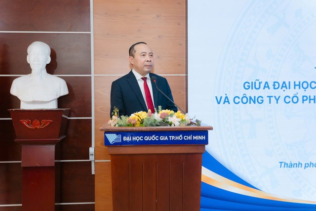 PGS.TS Vũ Hải Qu&acirc;n &ndash; Gi&aacute;m đốc ĐHQG-HCM ph&aacute;t biểu tại lễ k&yacute; kết &nbsp;