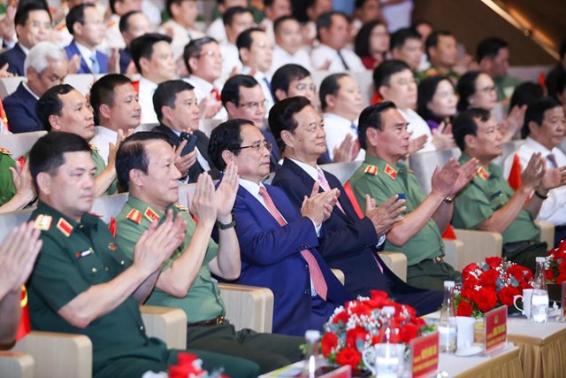 Thủ tướng Phạm Minh Ch&iacute;nh c&ugrave;ng c&aacute;c đại biểu dự Đại hội Thi đua "V&igrave; an ninh Tổ quốc" lần thứ IX - Ảnh: VGP/Nhật Bắc