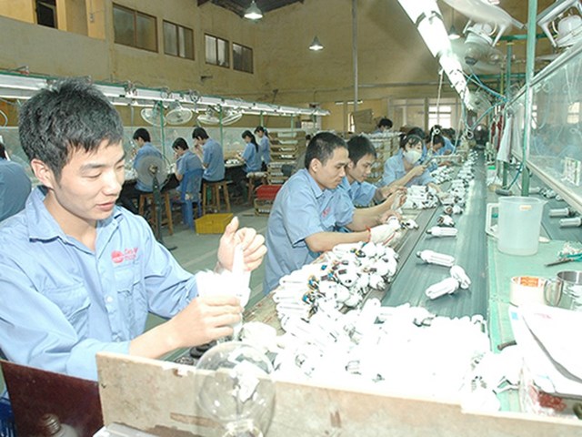 Xưởng sản xuất b&oacute;ng đ&egrave;n Rạng Đ&ocirc;ng.