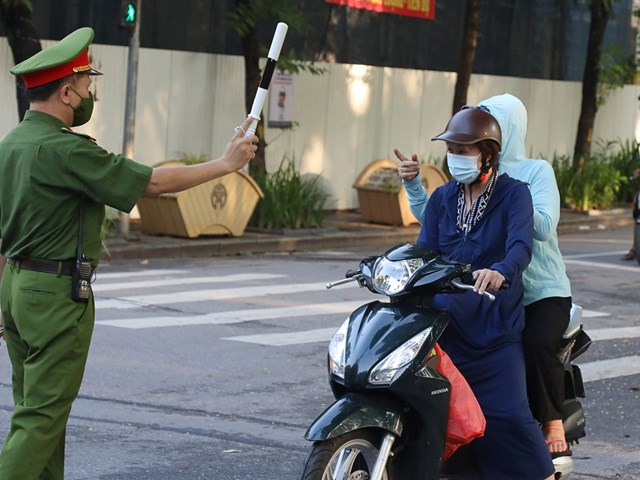 H&#224; Nội xử nghi&#234;m những vi phạm trong ph&#242;ng chống Covid-19 - Ảnh 1