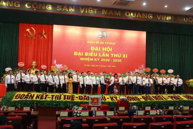 Bộ trưởng Bộ Tư pháp Lê Thành Long (nay là Phó Thủ tướng Chính phủ) tặng hoa chúc mừng Ban Chấp hành Đảng bộ Bộ Tư pháp khóa XI, nhiệm kỳ 2020-2025.