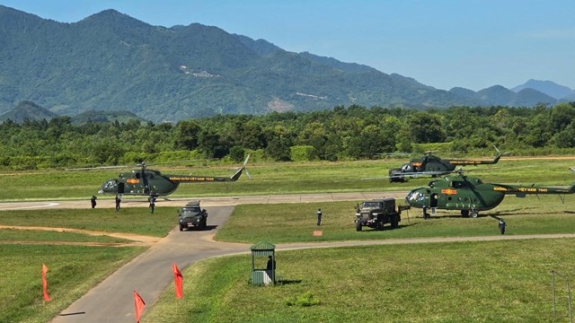 C&aacute;c phi c&ocirc;ng nhận lệnh, cất c&aacute;nh