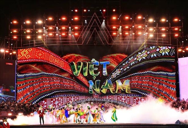 Tiết mục nghệ "Việt Nam gấm hoa" mở m&agrave;n cho chương tr&igrave;nh nghệ thuật tại điểm cầu Quảng trường Ba Đ&igrave;nh (H&agrave; Nội). Ảnh: Tu&acirc;́n Anh/TTXVN