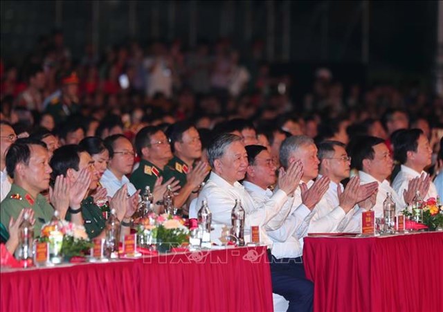 Tổng B&iacute; thư T&ocirc; L&acirc;m c&ugrave;ng nhiều đồng ch&iacute; l&atilde;nh đạo, nguy&ecirc;n l&atilde;nh đạo Đảng, Nh&agrave; nước dự Chương tr&igrave;nh tại điểm cầu Quảng trường Ba Đ&igrave;nh (H&agrave; Nội). Ảnh: Trọng Đức/TTXVN