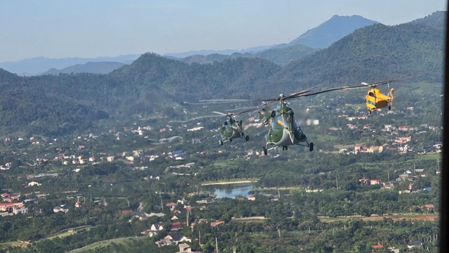 Mỗi bi&ecirc;n đội bay gồm ba chiếc trực thăng xếp h&igrave;nh tam gi&aacute;c