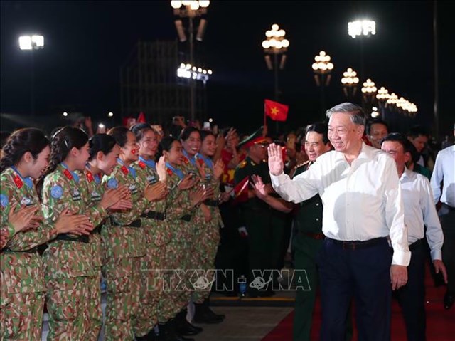 Tổng B&iacute; thư T&ocirc; L&acirc;m dự Chương tr&igrave;nh ch&iacute;nh luận nghệ thuật ''Dưới cờ vinh quang'' tại điểm cầu Quảng trường Ba Đ&igrave;nh (H&agrave; Nội). Ảnh: Trọng Đức/TTXVN