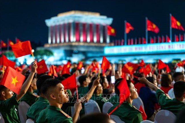 Kh&aacute;n giả dự Chương tr&igrave;nh ch&iacute;nh luận nghệ thuật tại Quảng trường Ba Đ&igrave;nh. Ảnh: Phạm Tu&acirc;́n Anh/TTXVN