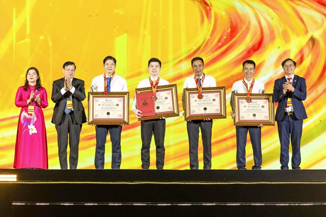 Kỷ lục được trao cho 2 hạng mục đặc biệt của TP Thi&ecirc;n ni&ecirc;n kỷ T&amp;T City Millennia, bao gồm: Tuyến phố đi bộ Millennia Journey v&agrave; D&ograve;ng s&ocirc;ng &Aacute;nh s&aacute;ng. &nbsp;