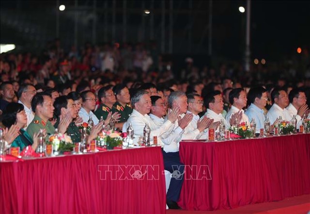Tổng B&#237; thư T&#244; L&#226;m dự chương tr&#236;nh ch&#237;nh luận nghệ thuật &#39;Dưới cờ vinh quang&#39; - Ảnh 2