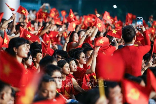 Đ&ocirc;ng đảo người d&acirc;n đến thưởng thức chương tr&igrave;nh nghệ thuật tại điểm cầu Quảng trường Ba Đ&igrave;nh (H&agrave; Nội). Ảnh: Phạm Tuấn Anh/TTXVN