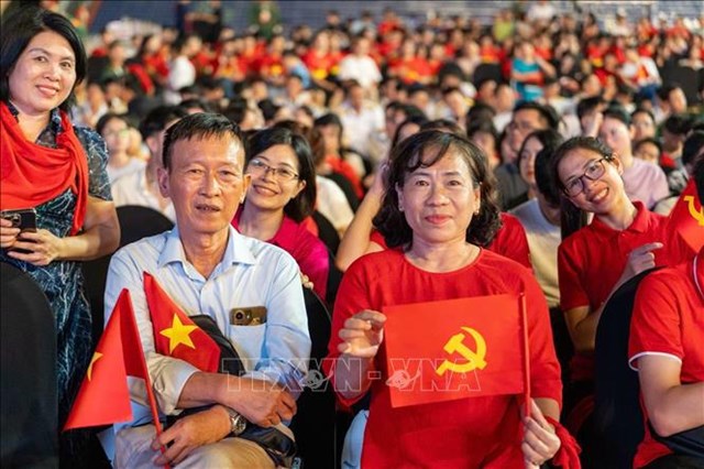 Người d&acirc;n Thủ đ&ocirc; đến thưởng thức chương tr&igrave;nh nghệ thuật đặc sắc. Ảnh: Phạm Tuấn Anh/TTXVN