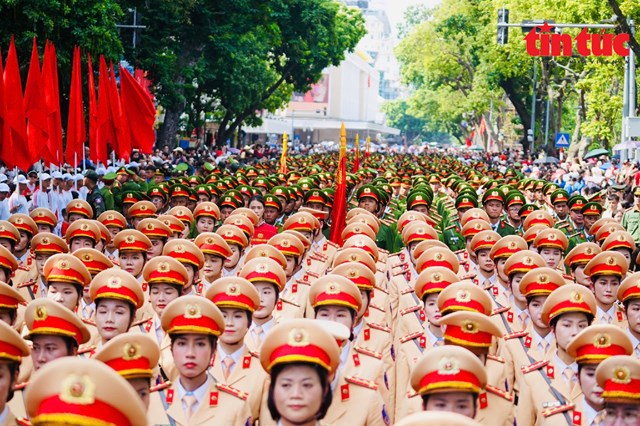 245 xe chuy&ecirc;n dụng, gần 3.000 c&aacute;n bộ, chiến sĩ đại diện c&aacute;c đơn vị của C&ocirc;ng an H&agrave; Nội v&agrave; quần ch&uacute;ng nh&acirc;n d&acirc;n tham gia diễu h&agrave;nh.