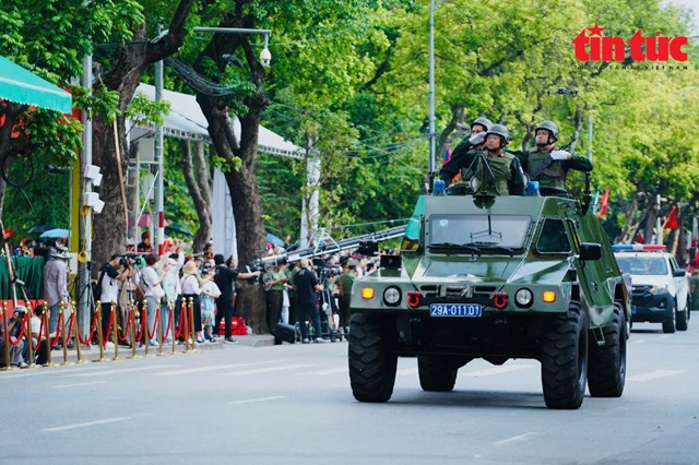 Xe đặc chủng của C&ocirc;ng an H&agrave; Nội diễu h&agrave;nh.