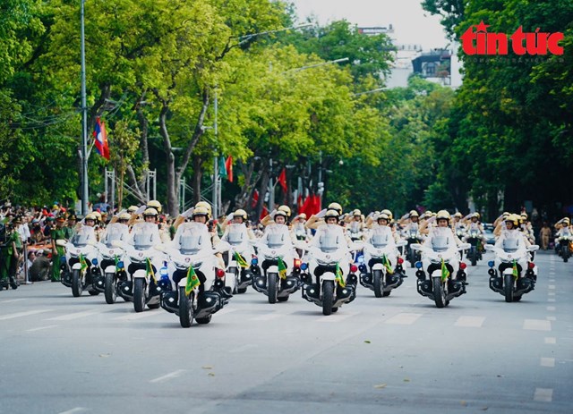 D&agrave;n xe m&ocirc; t&ocirc; dẫn đo&agrave;n tham gia diễu h&agrave;nh tại ng&agrave;y hội.