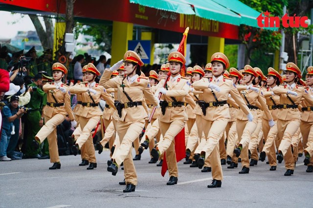 Khối nữ Cảnh s&aacute;t giao th&ocirc;ng tham gia diễu h&agrave;nh.