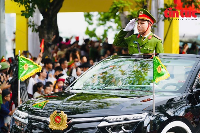 Ng&#224;y hội rực rỡ, diễu h&#224;nh t&#244;n vinh 80 năm C&#244;ng an Thủ đ&#244; - Ảnh 1