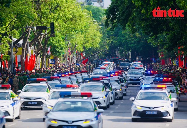 Cuộc diễu h&agrave;nh quy m&ocirc; lớn của C&ocirc;ng an H&agrave; Nội l&agrave; một trong những hoạt động trọng t&acirc;m hướng tới kỷ niệm 80 năm ng&agrave;y th&agrave;nh lập lực lượng C&ocirc;ng an nh&acirc;n d&acirc;n Việt Nam.