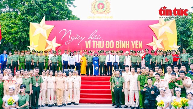 Bí thư Thành ủy Hà Nội Bùi Thị Minh Hoài cùng các đại biểu dự Ngày hội Vì Thủ đô bình yên.