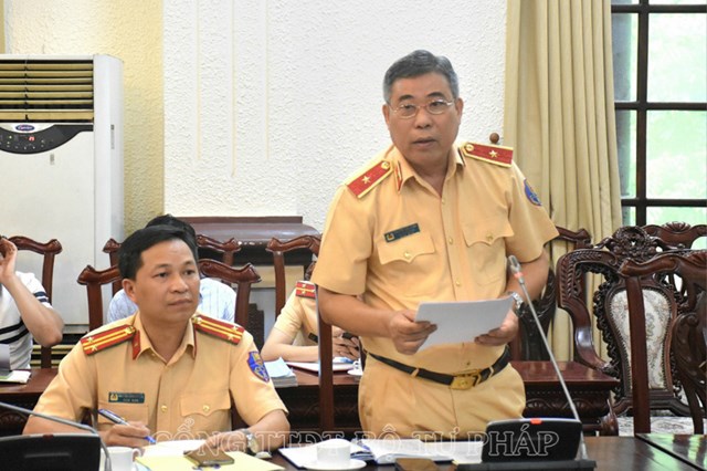 Ph&oacute; Cục trưởng&nbsp;Cục Ph&aacute;p chế v&agrave; cải c&aacute;ch h&agrave;nh ch&iacute;nh, tư ph&aacute;p - Bộ C&ocirc;ng an b&aacute;o c&aacute;o&nbsp;tại phi&ecirc;n họp