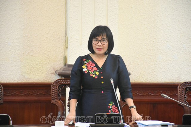 Thứ trưởng Bộ Tư ph&aacute;p Đặng Ho&agrave;ng Oanh ph&aacute;t biểu kết luận tại phi&ecirc;n họp
