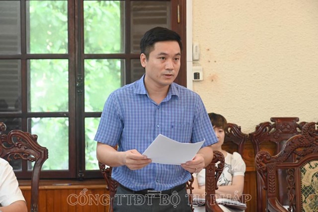 Đồng ch&iacute; Đ&agrave;o Qu&yacute; Lộc, Ph&oacute; Vụ trưởng Vụ Hợp t&aacute;c quốc tế, Bộ Tư ph&aacute;p tr&igrave;nh b&agrave;y t&oacute;m tắt một số điểm mới của dự thảo Nghị định.