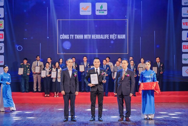 &Ocirc;ng Nguyễn Th&agrave;nh Đạt &ndash; Gi&aacute;m Đốc Truyền Th&ocirc;ng Herbalife Việt Nam, Campuchia &amp; Th&aacute;i Lan nhận giải thưởng từ BTC&nbsp;