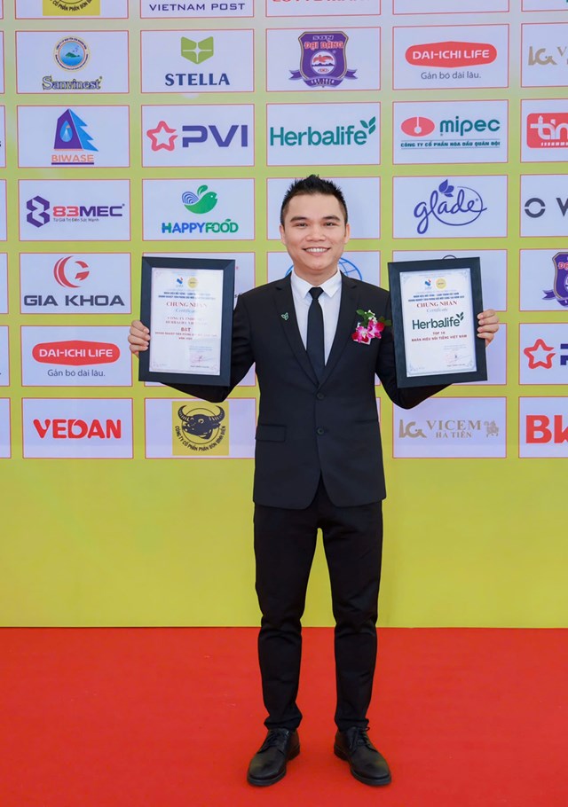 Đại diện Herbalife tại sự kiện vinh danh Nh&atilde;n Hiệu Nổi Tiếng Việt Nam &amp; Doanh Nghiệp Ti&ecirc;n Phong Đổ Mới S&aacute;ng Tạo Năm 2025
