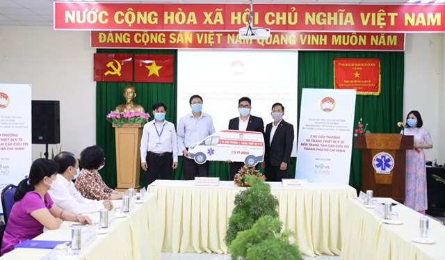 &Ocirc;ng Nguyễn Duy Long, Gi&aacute;m đốc Trung t&acirc;m Cấp cứu 115 TP HCM tiếp nhận 02 xe cấp cứu do&nbsp;Tập đo&agrave;n Novaland t&agrave;i trợ