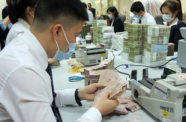 Thu nhập nh&acirc;n vi&ecirc;n ng&acirc;n h&agrave;ng biến động ra sao thời Covid?