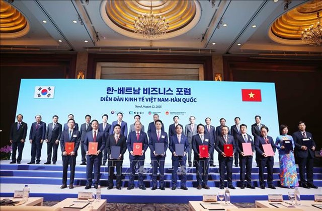Tổng B&iacute; thư T&ocirc; L&acirc;m v&agrave; Thủ tướng H&agrave;n Quốc Kim Min Seok chứng kiến c&aacute;c đơn vị, doanh nghiệp trao thoả thuận hợp t&aacute;c. Ảnh: Thống Nhất/TTXVN