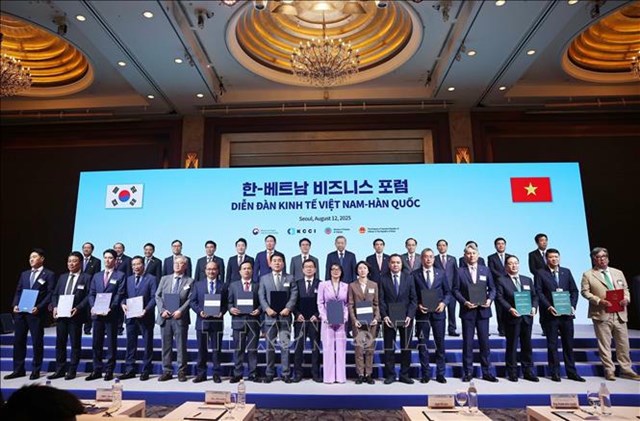 Tổng B&iacute; thư T&ocirc; L&acirc;m v&agrave; Thủ tướng H&agrave;n Quốc Kim Min Seok chứng kiến c&aacute;c đơn vị, doanh nghiệp trao thoả thuận hợp t&aacute;c. Ảnh: Thống Nhất/TTXVN