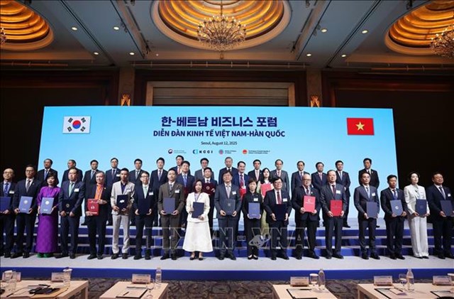 Tổng B&iacute; thư T&ocirc; L&acirc;m v&agrave; Thủ tướng H&agrave;n Quốc Kim Min Seok chứng kiến c&aacute;c đơn vị, doanh nghiệp trao thoả thuận hợp t&aacute;c. Ảnh: Thống Nhất/TTXVN