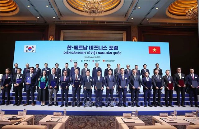 Tổng B&iacute; thư T&ocirc; L&acirc;m v&agrave; Thủ tướng H&agrave;n Quốc Kim Min Seok chứng kiến c&aacute;c đơn vị, doanh nghiệp trao thoả thuận hợp t&aacute;c. Ảnh: Thống Nhất/TTXVN