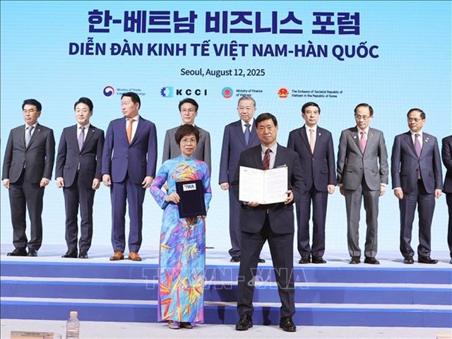Tổng giám đốc TTXVN Vũ Việt Trang và ông Hwang Dae-il, Chủ tịch Hãng thông tấn Yonhap trao Thoả thuận hợp tác nghiệp vụ trong giai đoạn mới. Ảnh: Thống Nhất/TTXVN