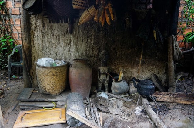 Gian bếp đơn sơ, ấp c&uacute;ng của người Ba Na.&nbsp;