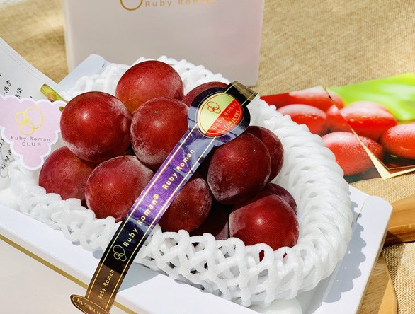 Mỗi ch&ugrave;m nho Ruby Roman đều được đặt trong hộp giấy cứng sang trọng, bọc xốp giảm sốc, d&aacute;n tem ph&acirc;n loại, k&egrave;m nh&atilde;n của c&acirc;u lạc bộ nho Ruby Roman v&agrave; tờ th&ocirc;ng tin để tra cứu, qu&eacute;t m&atilde; QR