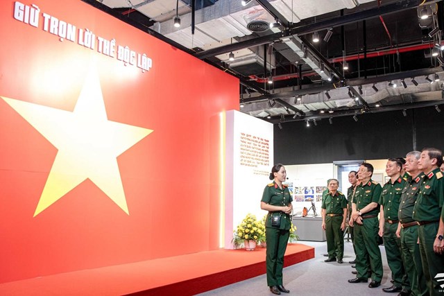 Thượng tướng Trương Thiên Tô - Phó Chủ nhiệm Tổng cục Chính trị Quân đội nhân dân Việt Nam cùng các đại biểu tham quan tại buổi triển lãm.