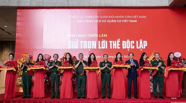 C&aacute;c đại biểu cắt băng khai mạc triển l&atilde;m.