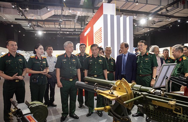 C&aacute;c đại biểu thăm quan triển l&atilde;m.
