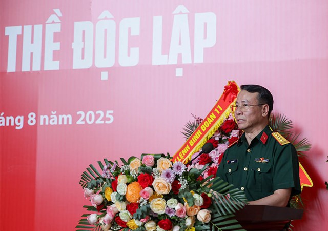 Đại t&aacute; L&ecirc; Vũ Huy ph&aacute;t biểu khai mạc triển l&atilde;m.