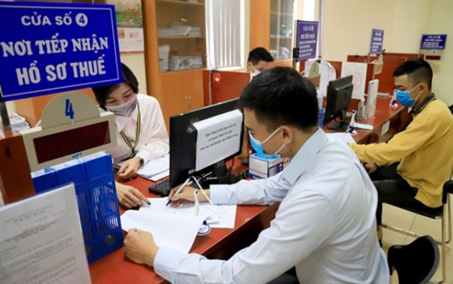 Miễn, giảm gần 140.000 tỷ đồng thuế, ph&#237; cho doanh nghiệp, người d&#226;n chịu t&#225;c động của dịch Covid-19 - Ảnh 1