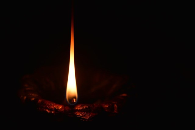 Hiện tượng b&#237; ẩn tr&#234;n thế giới: Những ngọn đ&#232;n cổ ch&#225;y s&#225;ng ng&#224;n năm bất chấp t&#225;c động của mưa gi&#243; - Ảnh 1