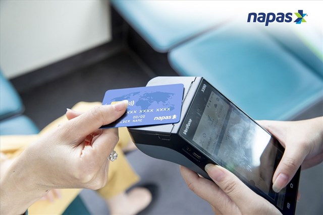 &#39;H&#244; h&#224;o&#39; khuyến kh&#237;ch kh&#244;ng tiền mặt nhưng vẫn ra mắt dịch vụ r&#250;t tiền mặt c&#249;ng lợi thế độc quyền tr&#234;n thị trường chuyển mạch t&#224;i ch&#237;nh suốt thời gian d&#224;i, Napas đang thu lợi ra sao? - Ảnh 2